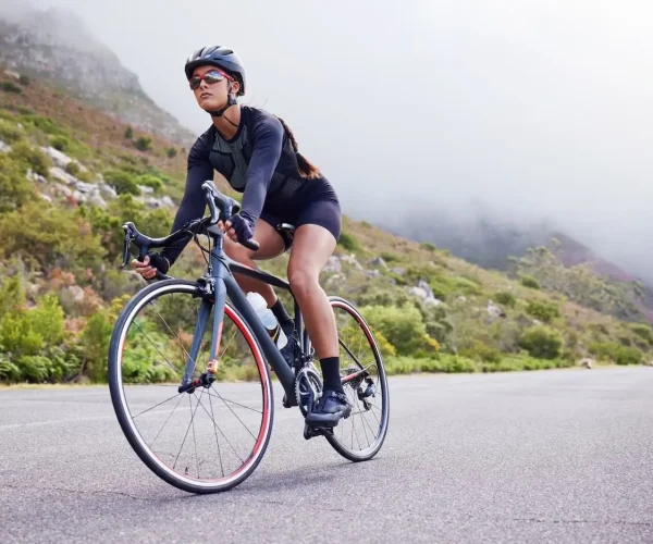 Ciclista en la montaña utilizando datos en tiempo real para mejorar su rendimiento físico.